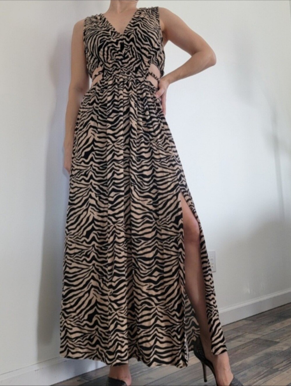 Sleeveless Zebra-Print Maxi Dress Side Slit Flowy Comfort Black Beige Vneck Sz M